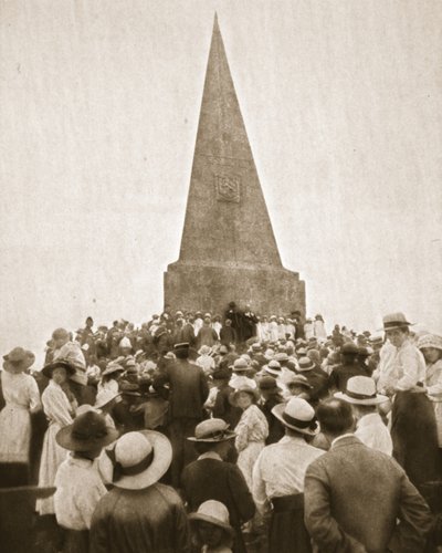 En pittoresk gammal sed vid St. Ives: The Old Hundredth at the John Knill Obelisk, från The Illustrated War News, 2 augusti 1916 (sepiafoto) av English Photographer