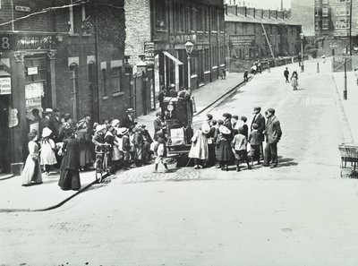 En gatuorganist i Putney, London, 1886 av English Photographer