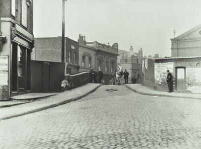 En vit häst färdas längs Rhodeswell Road mot Old Victory Bridge, 1895 av English Photographer