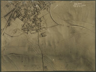 Flygfoto med skyttegravar från första världskriget, 1917 av English Photographer
