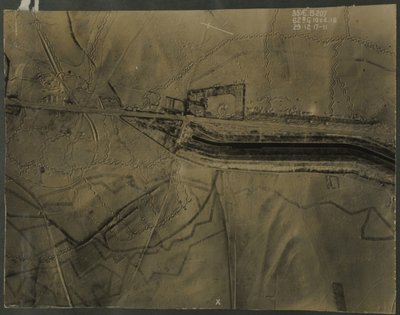 Flygfoto med skyttegravar från första världskriget, 1917 av English Photographer