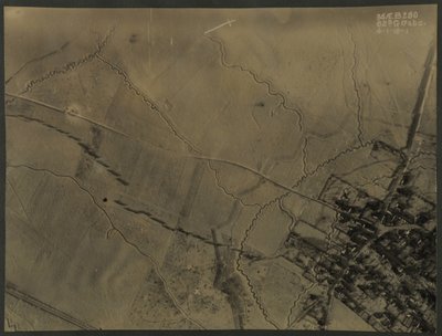 Flygfoto med skyttegravar från första världskriget, 1918 av English Photographer