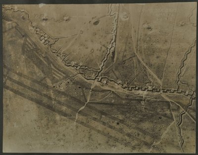 Flygfoto med skyttegravar från första världskriget, 1918 av English Photographer