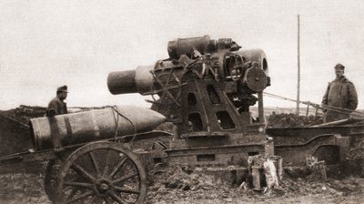 En österrikisk gigantisk belägringshaubits och dess skal, använd under första världskriget, från The Illustrated War News, 1915 av English Photographer