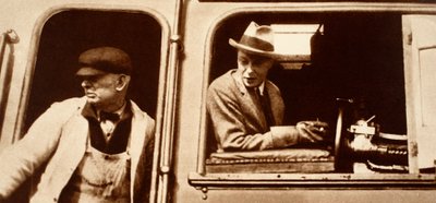 En motorförare lämnar över till kung Edward VIII i Kanada, 1920-talet av English Photographer