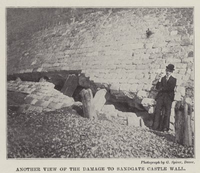 En annan vy av skadan på Sandgate Castle Wall av English Photographer