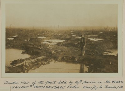 En annan vy av fronten hölls av 29:e. Division i YPRES SALIENT "PASSCHENDAELE"-sektorn. Jul 17 till 18 mars av English Photographer