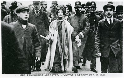 Arrestering av fru Emmeline Pankhurst på Victoria Street, 13 februari 1908 av English Photographer