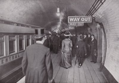 Vid bankstationen på Central London Railway, avsluta av English Photographer
