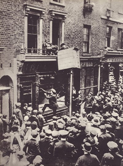 Attack mot tysk butik i London, ca 1914 av English Photographer