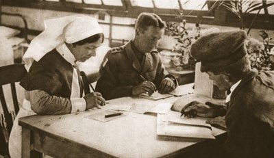 Australians and Conscription: How the Australian vote is taken in a London Hospital, illustration från The Illustrated War News, 25 oktober 1916 (sepiafoto) av English Photographer