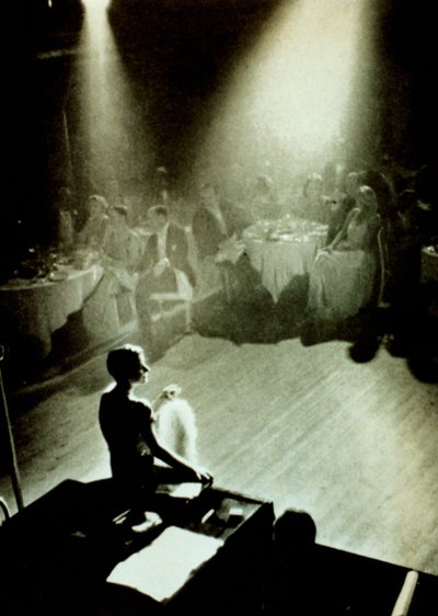 Beatrice Lillie, en revyartist på 1920-talet i rampljuset på Cafe de Paris av English Photographer