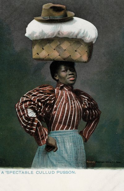 Svart tjej med en korg med linne, toppad av en hatt, på huvudet (foto) av English Photographer