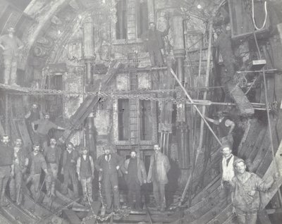 Blackwall Tunnel: en grupp arbetare står i luftslussen, 1894 av English Photographer