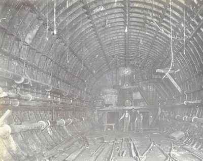 Blackwall Tunnel: två män står i luftslussen, 1894 av English Photographer