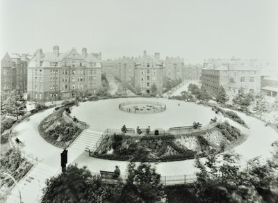 Boundary Estate: Arnold Circus, utsikt över offentliga trädgårdar och lägenheter, London av English Photographer