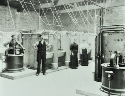 Boundary Street: interiör av tvättstuga, människor som arbetar med maskiner, London, 1897 av English Photographer