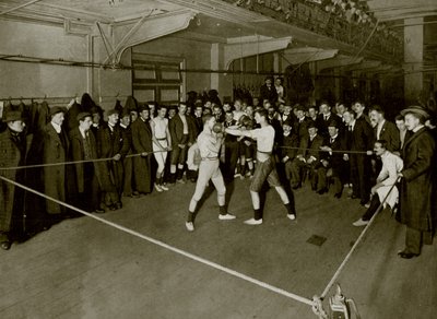 Boxning på Regent Street Polytechnic (s/v foto) av English Photographer