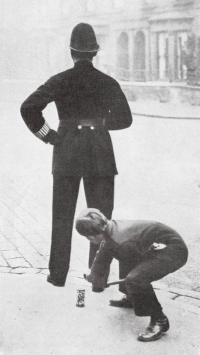 Pojke som busar med en polis (svartvitt foto) av English Photographer