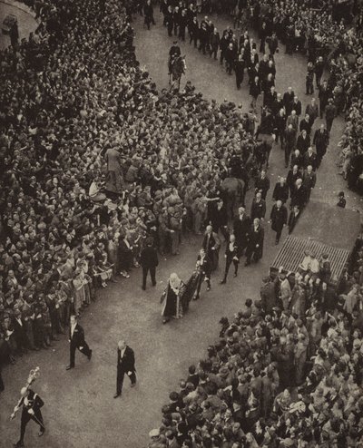 Storbritanniens premiärminister Winston Churchill och hans kabinett går till Church of St Margaret, Westminster, för en tacktjänst för befrielse från hotet om invasion av Nazityskland, 8 maj 1945 (s/v foto) av English Photographer