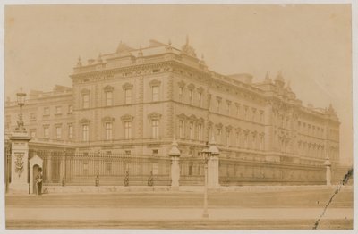Buckingham Palace, 1876 av English Photographer