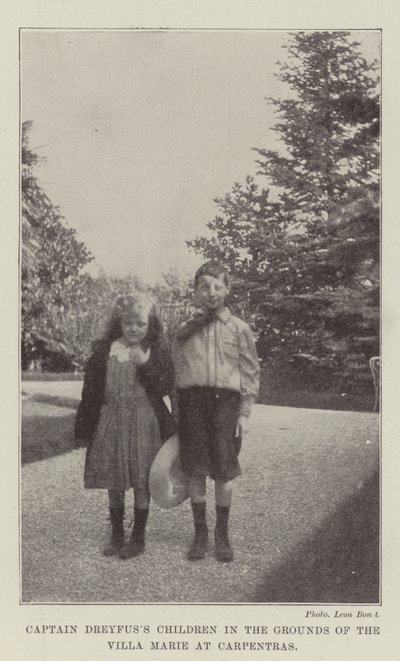 Kapten Dreyfuss barn på tomten till Villa Marie i Carpentras av English Photographer