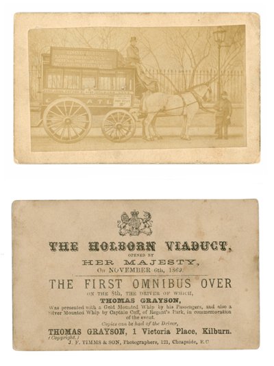 Kort (fram och bak) till minne av den första omnibus som kördes över Holborn Viaduct, 6 november 1869 av English Photographer