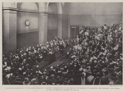 Hundraårsjubileum av Royal College of Surgeons, presentation av diplom till markisen av Salisbury, Lord Rosebery och andra, vid University of London, den 26 juli av English Photographer