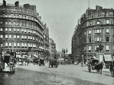 Charing Cross, Westminster LB: Northumberland Avenue från Trafalgar Square och Charing Cross, 1890 av English Photographer