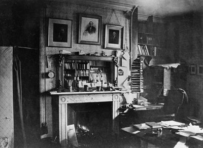 Charles Darwins studerar vid Down House av English Photographer