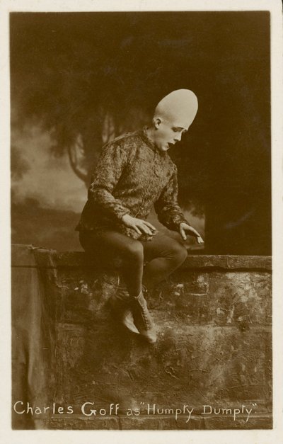Charles Goff som Humpty Dumpty (s/v-foto) av English Photographer