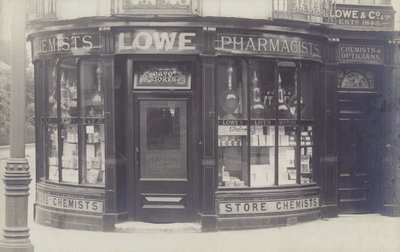 Charles Lowe & Co Drug Store, Newbury, Berkshire (s/v foto) av English Photographer