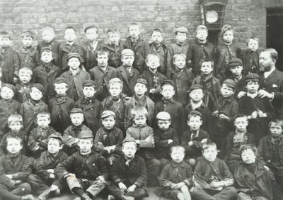 Chaucer Street School: pojkgrupp, 1895 av English Photographer