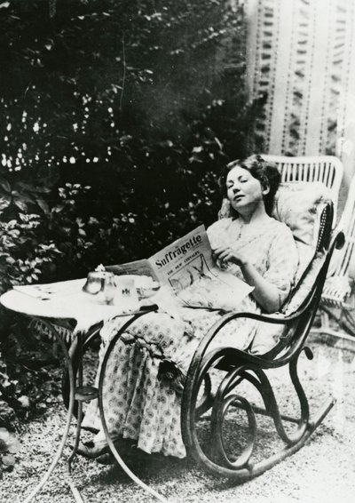 Christabel Pankhurst (1881-1969) läser en kopia av The Suffragette c.1905-14 av English Photographer