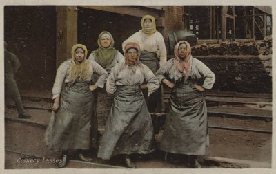Colliery Lasses (färgfoto) av English Photographer