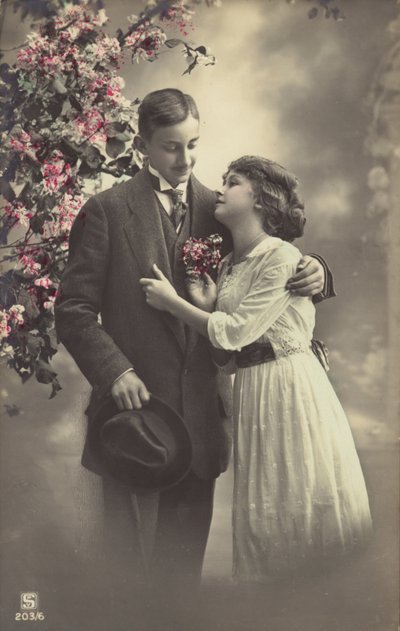 Par under ett blommande träd av English Photographer