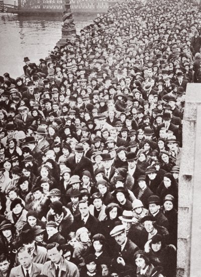 Folkmassor som väntar på tillgång till Westminster Hall, under liggande i delstaten George V, 1936 av English Photographer