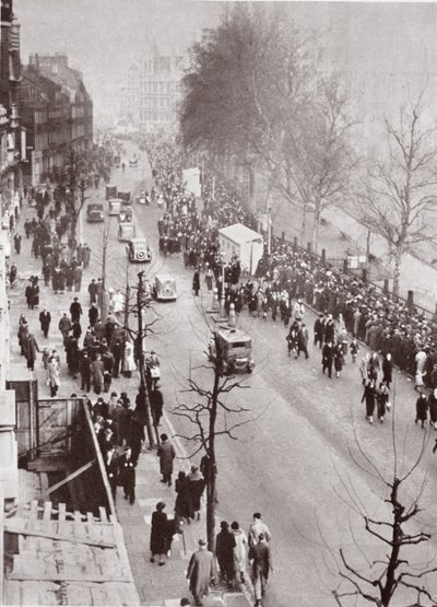 Folkmassor som väntar på tillgång till Westminster Hall, under liggande i delstaten George V, 1936 av English Photographer