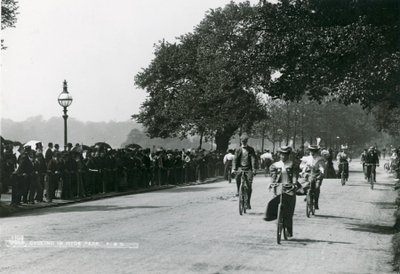 Cykling i Hyde Park, ca 1895 av English Photographer
