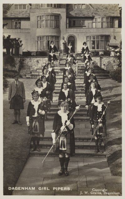 Dagenham Girl Pipers, Essex (s/v foto) av English Photographer