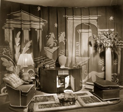 Dekorativ handelsmonter vid Dorland Hall med hängande textil, 1940-tal av English Photographer