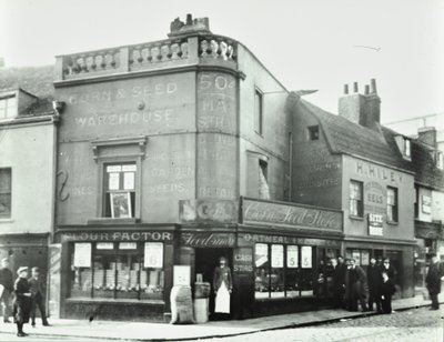Deptford Broadway: gatubild med butiksfronter, London, 1897 av English Photographer