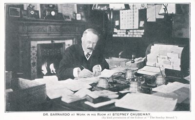Dr Barnardo på jobbet i sitt rum på Stepney Causeway av English Photographer