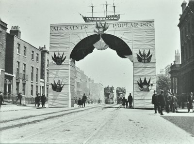 East India Dock Road: tillfällig valvgång, Victoria Diamond Jubilee, 1897 av English Photographer