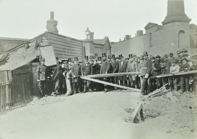 Eastferry Road frigörs från Lott, 1885 av English Photographer