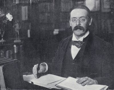 Edmund Gosse i sin studie (s/v foto) av English Photographer