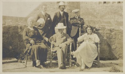 Edward Hudson and Friends, Lindisfarne, ca 1918 (gelatintryck) av English Photographer
