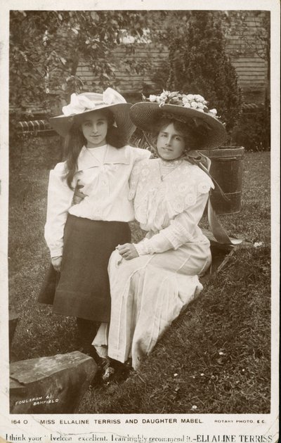 Ellaline Terriss, engelsk skådespelerska och sångerska med sin dotter, Mabel av English Photographer