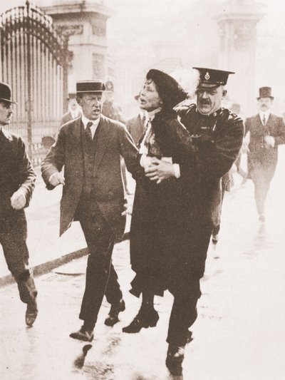Emmeline Pankhursts arrestering utanför Buckingham Palace, medan hon försökte begära kungen, 21 maj 1914 (sepiafoto) av English Photographer