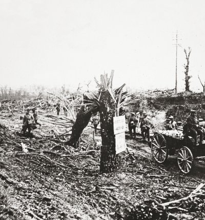 Ingenjörer reparerar lätta järnvägar nära Hangard, skadade av granateld under kampen om Amiens, 1918 av English Photographer